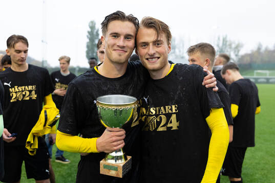 Häckens Joel Hjalmar och Sigge Jansson med pokalen