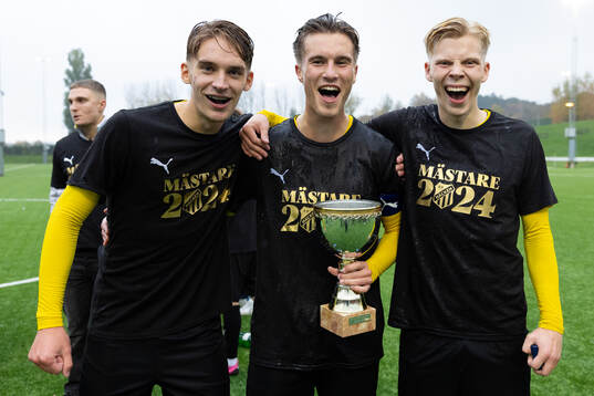 Häckens spelare jublar med pokalen