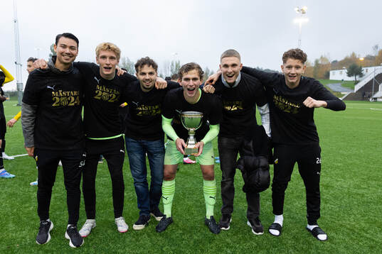 Häckens spelare jublar med pokalen