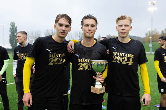 Häckens spelare jublar med pokalen