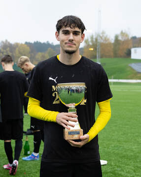 Häckens Kevin Meira Cerqueira med pokalen