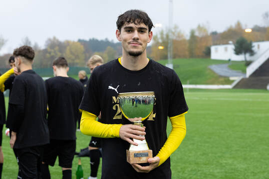 Häckens Kevin Meira Cerqueira med pokalen