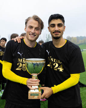 Häckens Sigge Jansson och Deniz Yildirim med pokalen