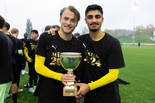 Häckens Sigge Jansson och Deniz Yildirim med pokalen