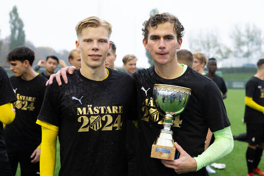 Häckens William Rubendahl och Fabian Andersson med pokalen