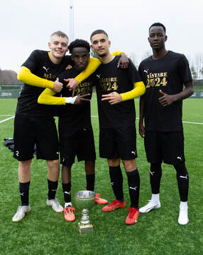 Häckens spelare firar med pokalen