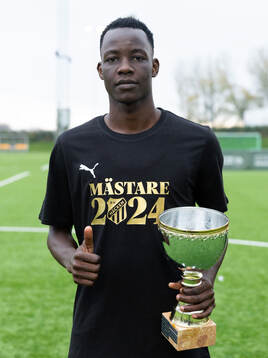 Häckens John Paul Dembe med pokalen