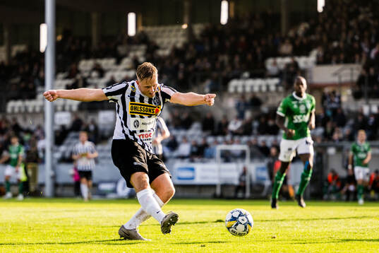 Landskronas Jesper Strid skjuter in 3-0 målet