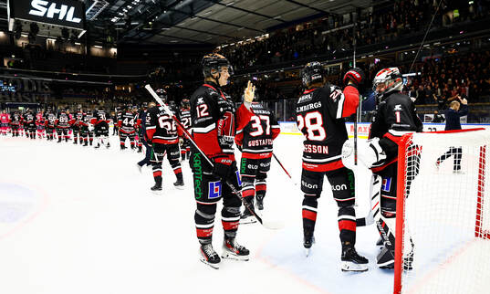 Örebros spelare tackar målvakt Jhonas Enroth