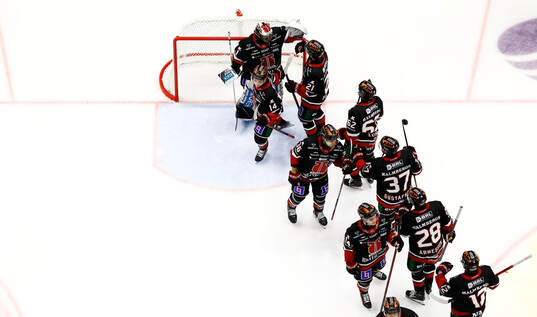 Örebros spelare jublar och tackar målvakt Jhonas Enroth