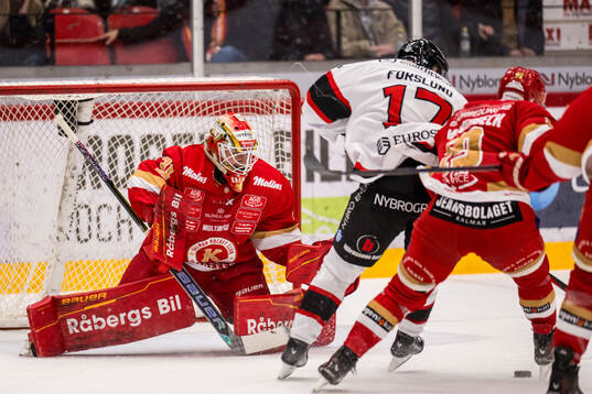 Kalmars målvakt Blake Pietila och Nybros Emil Forslund