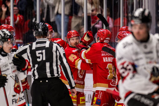 Kalmars Teemu Väyrynen jublar
