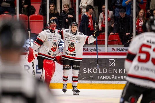 Nybros målvakt Tex Williamsson och och Nybros Leo Sahlin