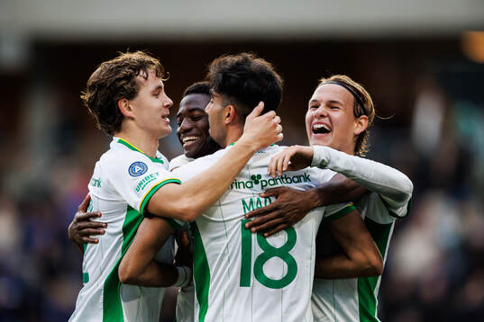Hammarbys Bouzomana Toure jublar med lagkamrater