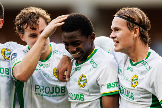 Hammarbys Bouzomana Toure jublar med lagkamrater