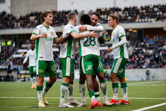 Hammarbys Bouzomana Toure jublar med lagkamrater