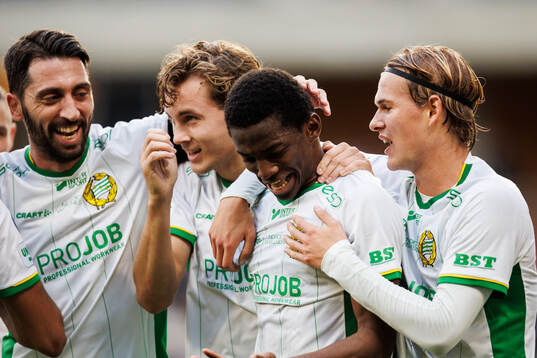 Hammarbys Bouzomana Toure jublar med lagkamrater