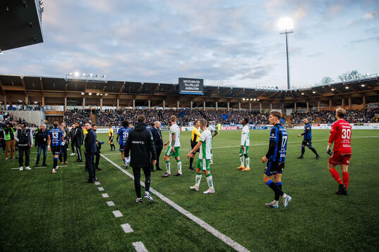Hammarbys och Sirius spelare lämnar planen