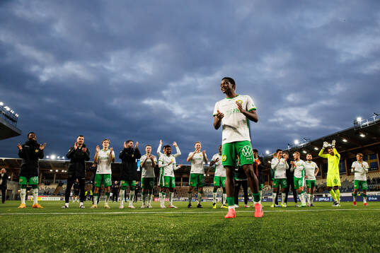 Hammarbys Bouzomana Toure jublar med lagkamrater