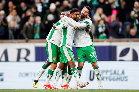Hammarbys Tesfaldet Tekie och Nahir Besara jublar