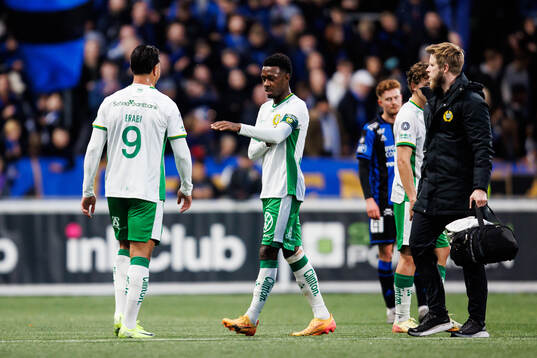 Hammarbys Shaquille Pinas lämnar planen