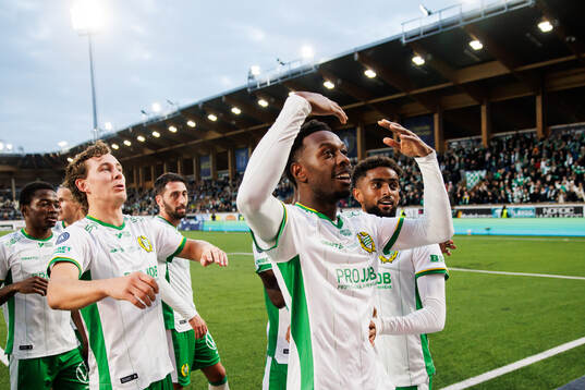 Hammarbys Shaquille Pinas och Tesfaldet Tekie jublar