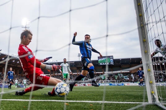 Sirius målvakt Jakob Tånnander släpper in 0-1 av