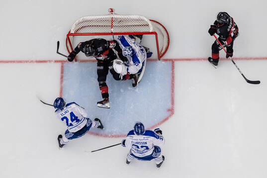 Malmö Redhawks Carl Persson och Leksands målvakt Jakob