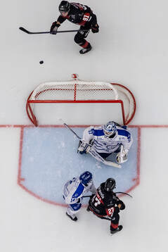 Malmö Redhawks Axel Sundberg och Leksands målvakt Jakob
