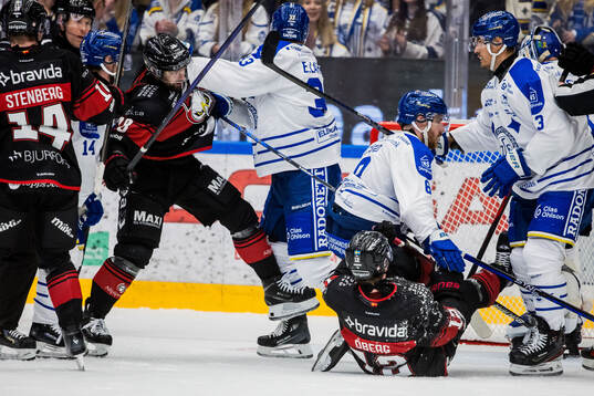 Malmö Redhawks Robin Hanzl och Leksands Eddie Larsson och