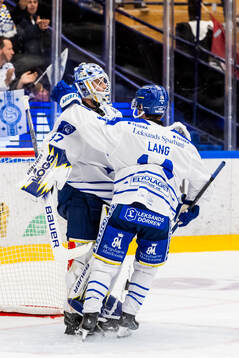Leksands målvakt Jakob Hellsten och Oskar Lang jublar