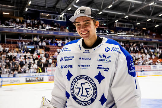 Leksands målvakt Marcus Gidlöf jublar