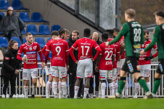 Degerfors tränare William Lundin pratar med sina spelare