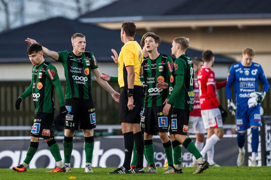 Varbergs Emil Hellman reagerar på ett domslut
