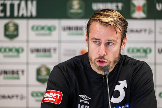 Degerfors tränare William Lundin vid en presskonferens