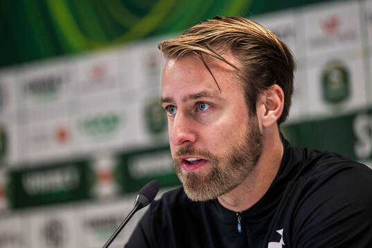 Degerfors tränare William Lundin vid en presskonferens