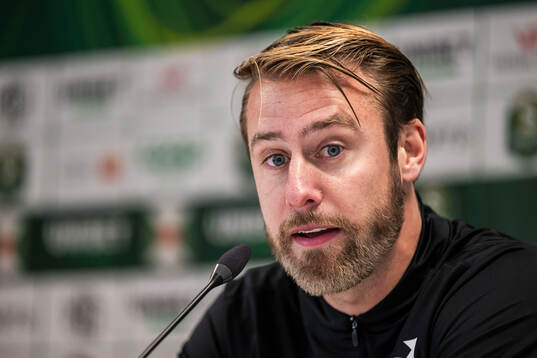 Degerfors tränare William Lundin vid en presskonferens