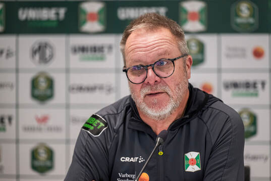 Varbergs tränare Roar Hansen vid en presskonferens