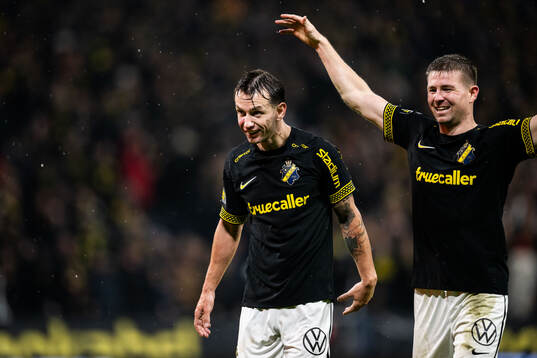 AIKs Bersant Celina och Mads Døhr Thychosen jublar
