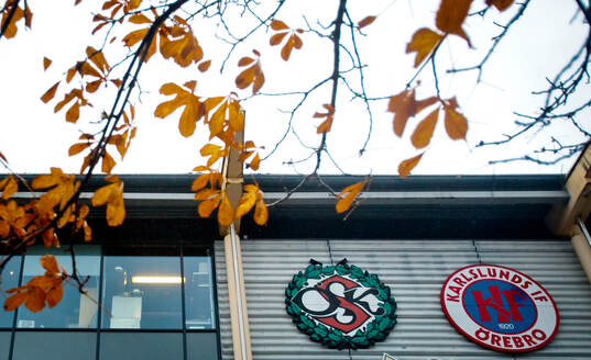 ÖSK och Karlslunds logotyper vid Behrn Arena