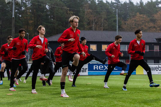 Brommapojkarnas Jacob Ringqvist med lagkamrater