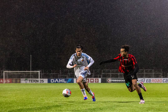Djurgårdens Kevin Tadayon och Brommapojkarnas Sion Oppong