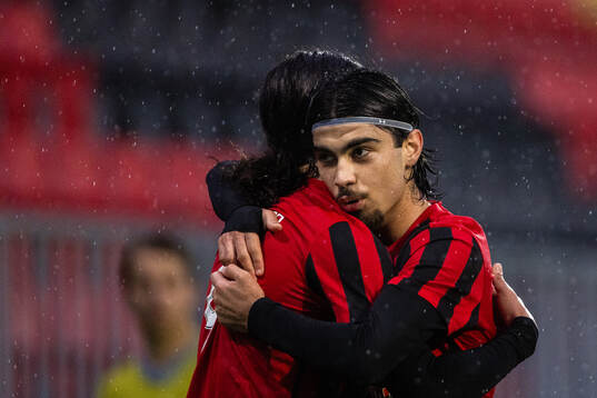 Brommapojkarnas Muhammed Hamza Korkmaz (h) jublar med David