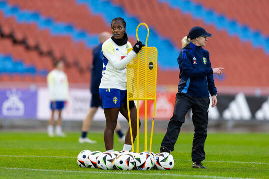 Evelyn Ijeh and assistant coach Victoria Sandell of the