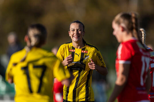 Häckens Bianca Hultbäck Nattland och Novalie Jensen jublar