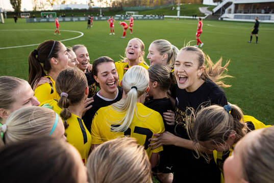 Häckens spelare jublar