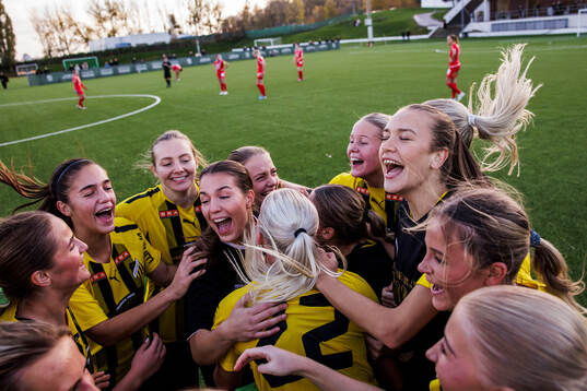 Häckens spelare jublar