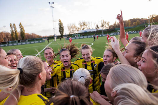 Häckens spelare jublar