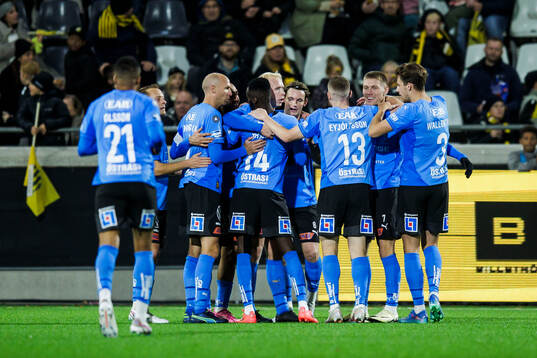 Halmstads Blair Sebastian Turgott jublar med lagkamrater