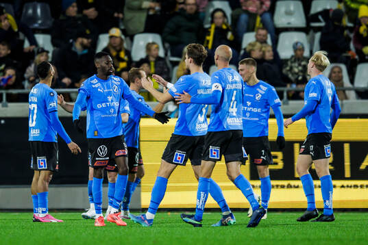 Halmstads Blair Sebastian Turgott jublar med lagkamrater